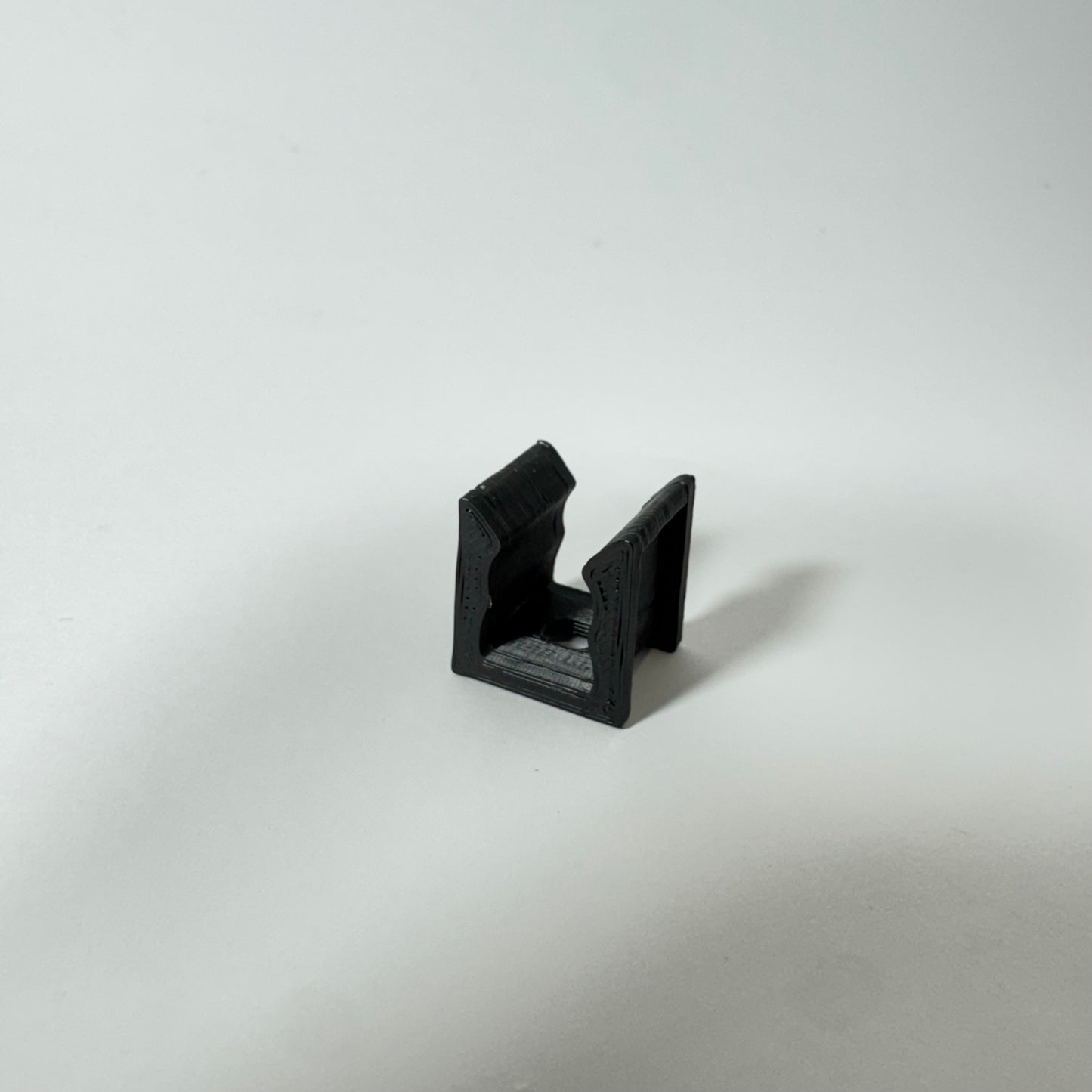 Honda Civic 1996-2000 parcel shelf clip, ideal for replacing worn or damaged clips in your car's trunk.