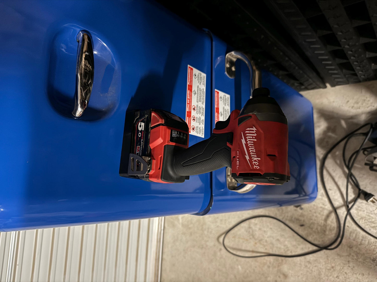 Durable TPU magnetic mount for Milwaukee M18, perfect for organizing tools and securing batteries on metal surfaces.