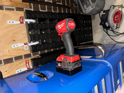 Magnetic base for Milwaukee M18 batteries, built from shatterproof TPU, ideal for tool storage and metal surface mounting.