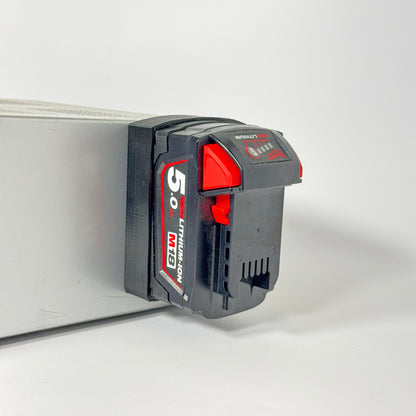 Shatterproof magnetic base for Milwaukee M18 batteries, ideal for mounting tools and organizing your workspace with TPU material.